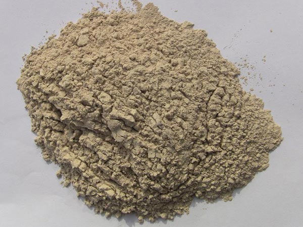礬土性質(zhì) 礬土主要成分是氧化鋁，為煉鋁和耐火材料的主要原料。白色或灰白色，因含鐵而呈褐黃或淺紅色。密度3.45g/cm3，硬度1～3，不透明，質(zhì)脆。極難熔化，不溶于水，能溶于硫酸、氫氧化鈉溶液。 地區(qū)分布 中國(guó)鋁土礦資源比較豐富，在全國(guó)18個(gè)省、自治區(qū)、直轄市已查明鋁土礦產(chǎn)地205處，其中大型產(chǎn)地72處（不包括臺(tái)灣），主要分布在山西、山東、河北、河南、貴州、四川、廣西、遼寧、湖南等地。 投資前景 1.可用于煉鋁工業(yè)。用于國(guó)防、航空、汽車(chē)、電器、化工、日常生活用品等。 2.可用于精密鑄造。礬土熟料加工成細(xì)粉做成鑄模后精鑄。用于軍工、航天、通訊、儀表、機(jī)械及醫(yī)療器械部門(mén)。 3.可用于耐火制品。高鋁礬土熟料耐火度高達(dá)1780℃，化學(xué)穩(wěn)定性強(qiáng)、物理性能良好。 4.硅酸鋁耐火纖維。用于鋼鐵、有色冶金、電子、石油、化工、宇航、原子能、國(guó)防等多種工業(yè)，消防人員可用耐火纖維布做成衣服。 5.制造礬土水泥、研磨材料、陶瓷工業(yè)以及化學(xué)工業(yè)可制鋁的各種化合物。 鋁礬土磨粉制備 鋁礬土粉是選用煅燒過(guò)的熟鋁礬土礦石用雷蒙磨加工制成的細(xì)粉，粒度通常為100目-325目，在耐火材料行業(yè)得到了廣泛的應(yīng)用。通常加工的流程為先經(jīng)顎式破碎機(jī)進(jìn)行破碎，然后篩分進(jìn)入鋁礬土雷蒙磨或鋁礬土超細(xì)磨粉機(jī)中，進(jìn)行鋁礬土粉制備，使其應(yīng)用更加廣泛。