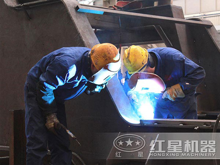 車間生產(chǎn)加工移動破碎機，每一臺設(shè)備都是匠心打造